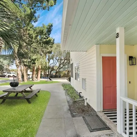 1 Block From St Aug Beach And A Street, Apt With Patio And Parking Appartement